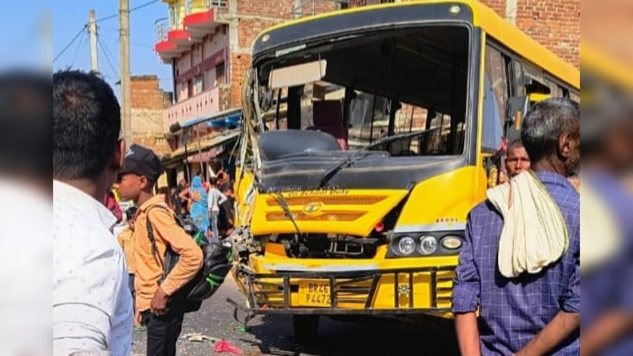 Jamui News: Uncontrolled truck hits school bus, 14 children injured; Police investigating case