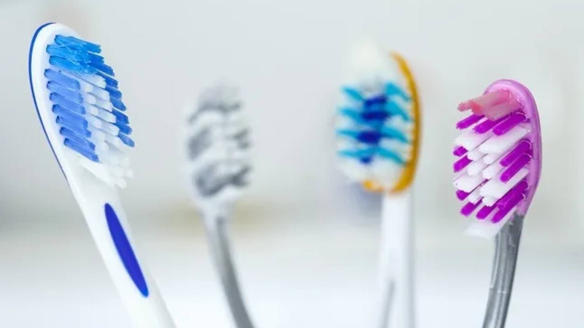 oral hygiene tips how often should change toothbrush kitne din me badalna chahiye