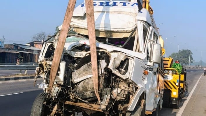 Fatehpur Road Accident Traveler bus rammed into dumper from behind four dead and 21 injured