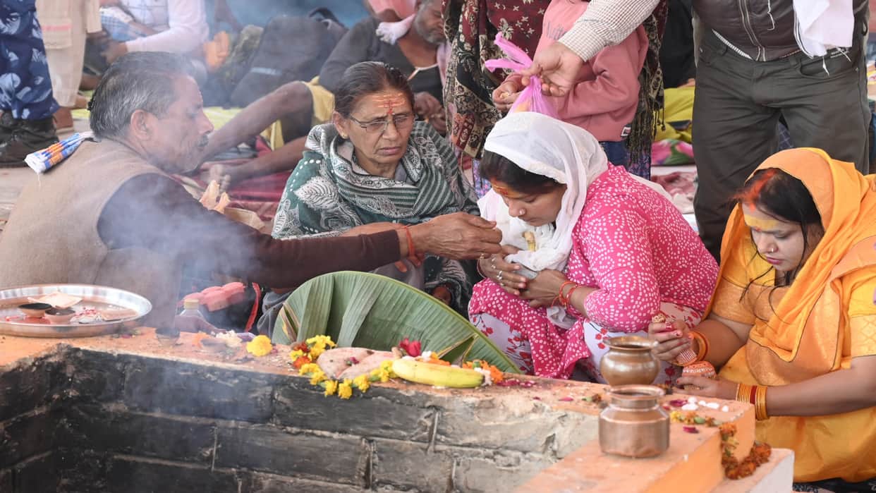Kalpwasis started leaving the city of tents with Tulsi leaves, started chanting of Mother Ganga.