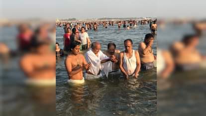 माघी पूर्णिमा पर संगम में डुबकी लगाते श्रद्धालु।