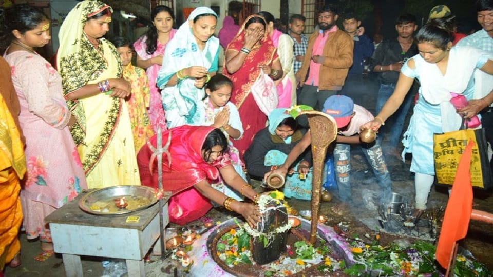 Devotees took a dip in Triveni Sangam on Magh Purnima Rajim Kumbh will continue till Mahashivratri