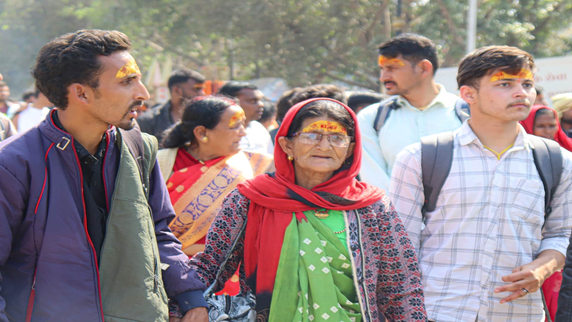 Kalpwasis started leaving the city of tents with Tulsi leaves, started chanting of Mother Ganga.
