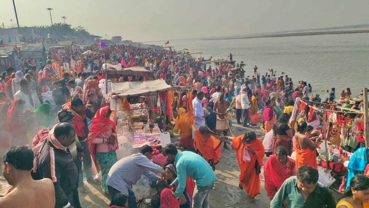 Maghi Purnima: Huge crowd of devotees Ganga Snan at Gandak Budhi Gandak Konhara Ghat offered prayers to Sun