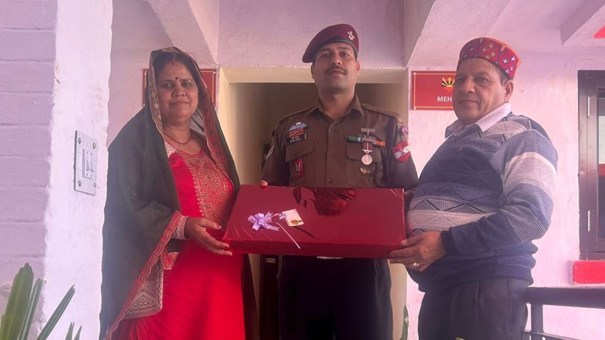 Himachal Kangra resident Para Commando Shashi Thakur got Army Medalkilled two terrorists