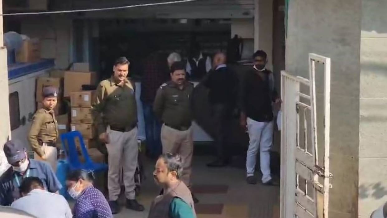 Gwalior IT Raid on two hospitals more than six officials engaged in investigating documents