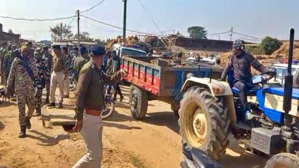 Munger News: Clash between sand mafia and police, several police vehicles damaged in stone pelting and firing