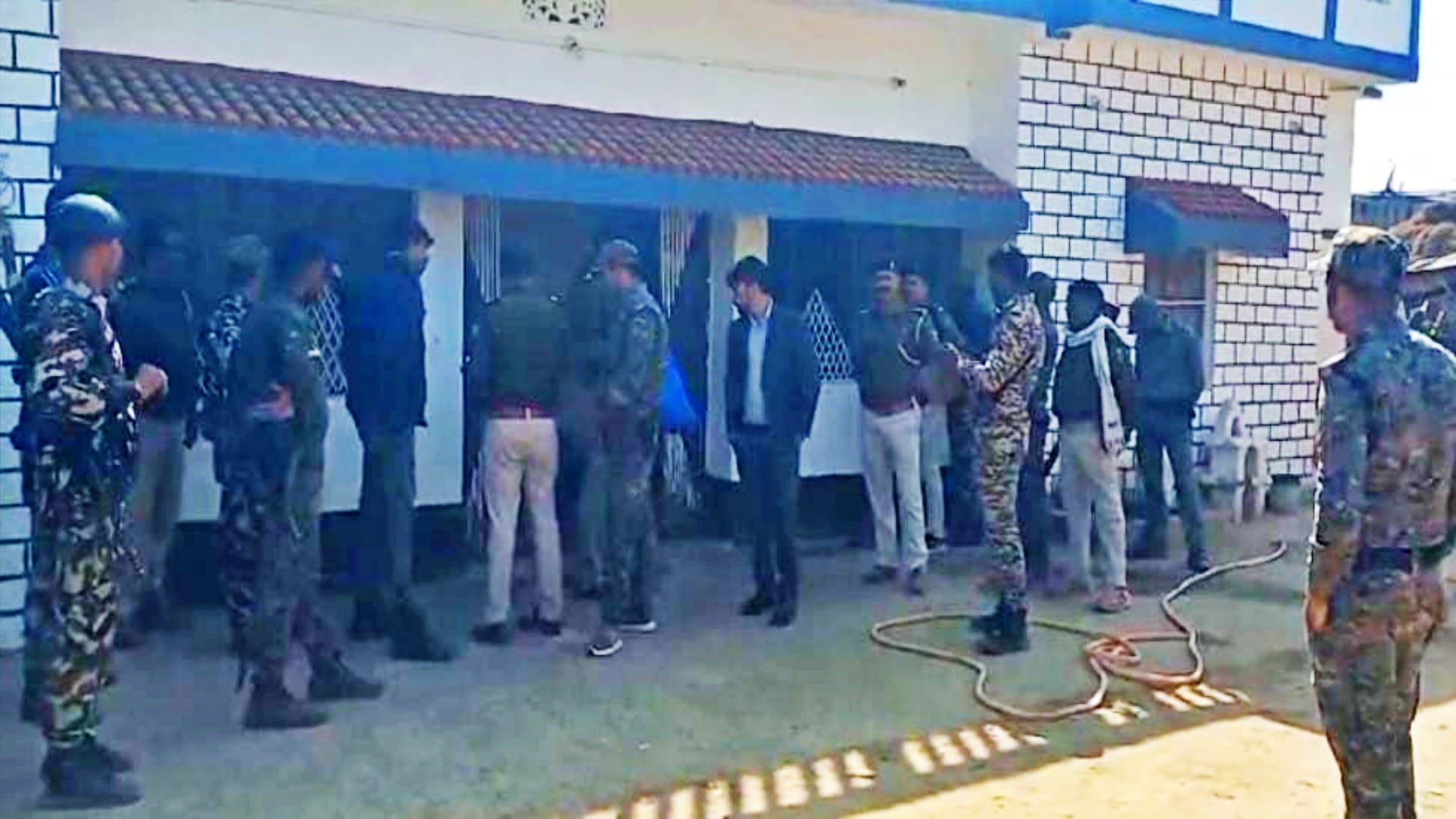 Munger News: Clash between sand mafia and police, several police vehicles damaged in stone pelting and firing