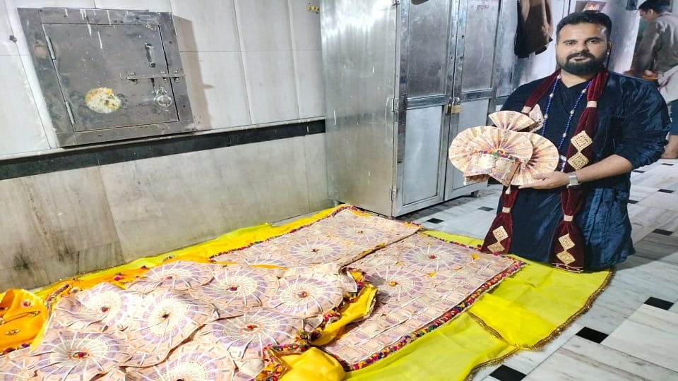 Sri Banke Bihari gave darshan in ress made of currency notes in vrindavan