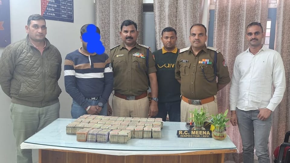 89.5 lakh rupees cash recovered from youth at Rohtak railway station