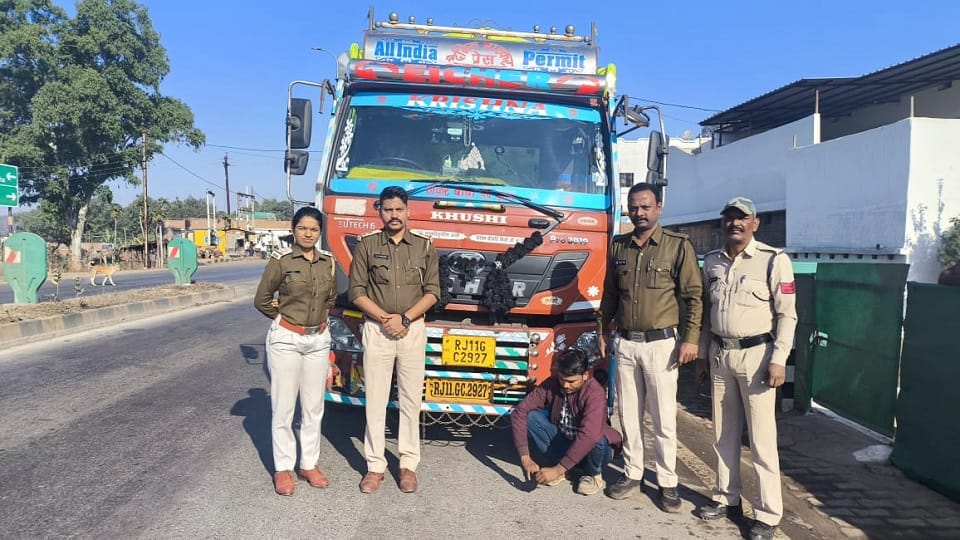 पुलिस की गिरफ्त में आरोपी
