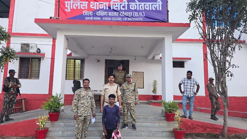 पुलिस की गिरफ्त में आरोपी