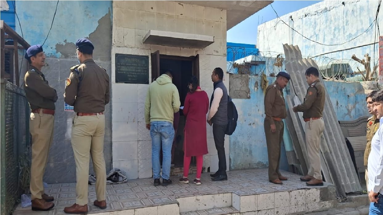 half burnt body of person was found in Shiv Parvati temple of Bahadurgarh, police reached spot