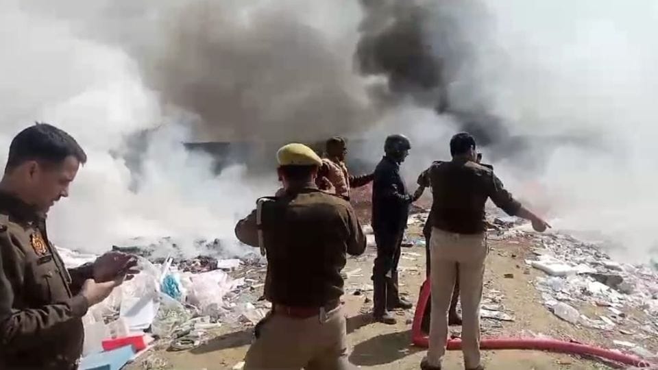 fire broke out in plastic warehouse in Ghaziabad