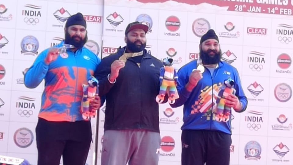 Tajinderpal Singh Toor won gold and Prabhkirpal Singh Kahlon won bronze medal in shot put in National Games