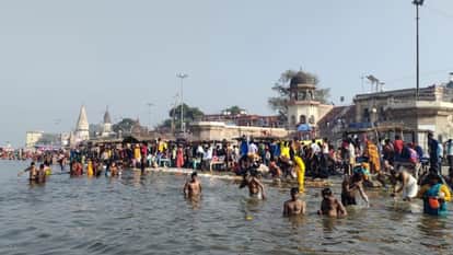 People did ganga snan on Magh Purnima in Raebareli.