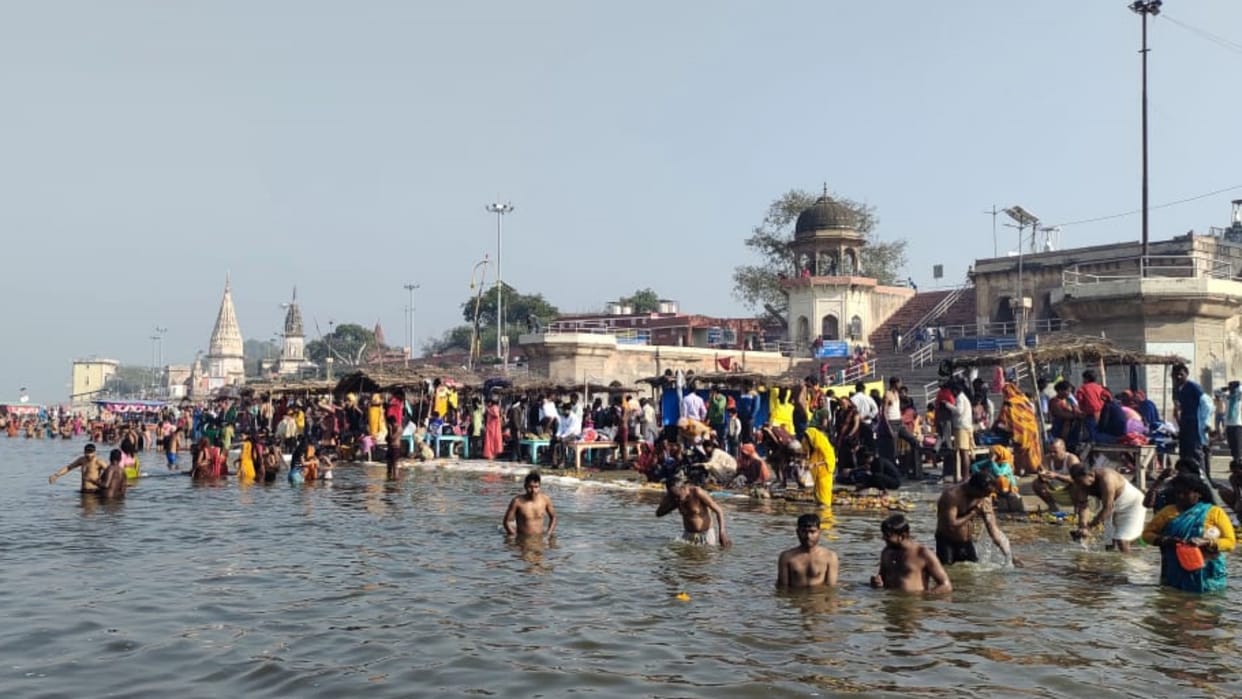 People did ganga snan on Magh Purnima in Raebareli.