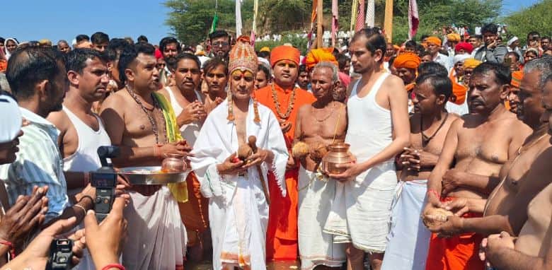 Banswara News: About three lakh devotees gathered at Beneshwar Dham
