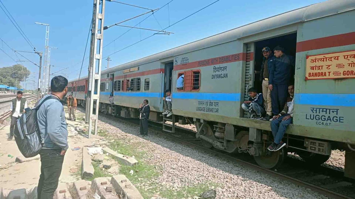 Shuklaganj: Iron sheet of up rail line of Rail Ganga bridge again got a hole, many trains got affected