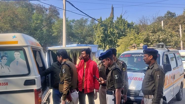 Bihar: कार और ट्रक की भीषण टक्कर में दो महिलाओं की मौत, आठ घायल; प्रयागराज से कुंभ स्नान कर लौट रहे थे यात्री