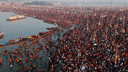 Mahakumbh 2025 Magh Purnima Snan Live Kumbh Mela Shahi Snan Photos Prayagraj Traffic Jam News in Hindi