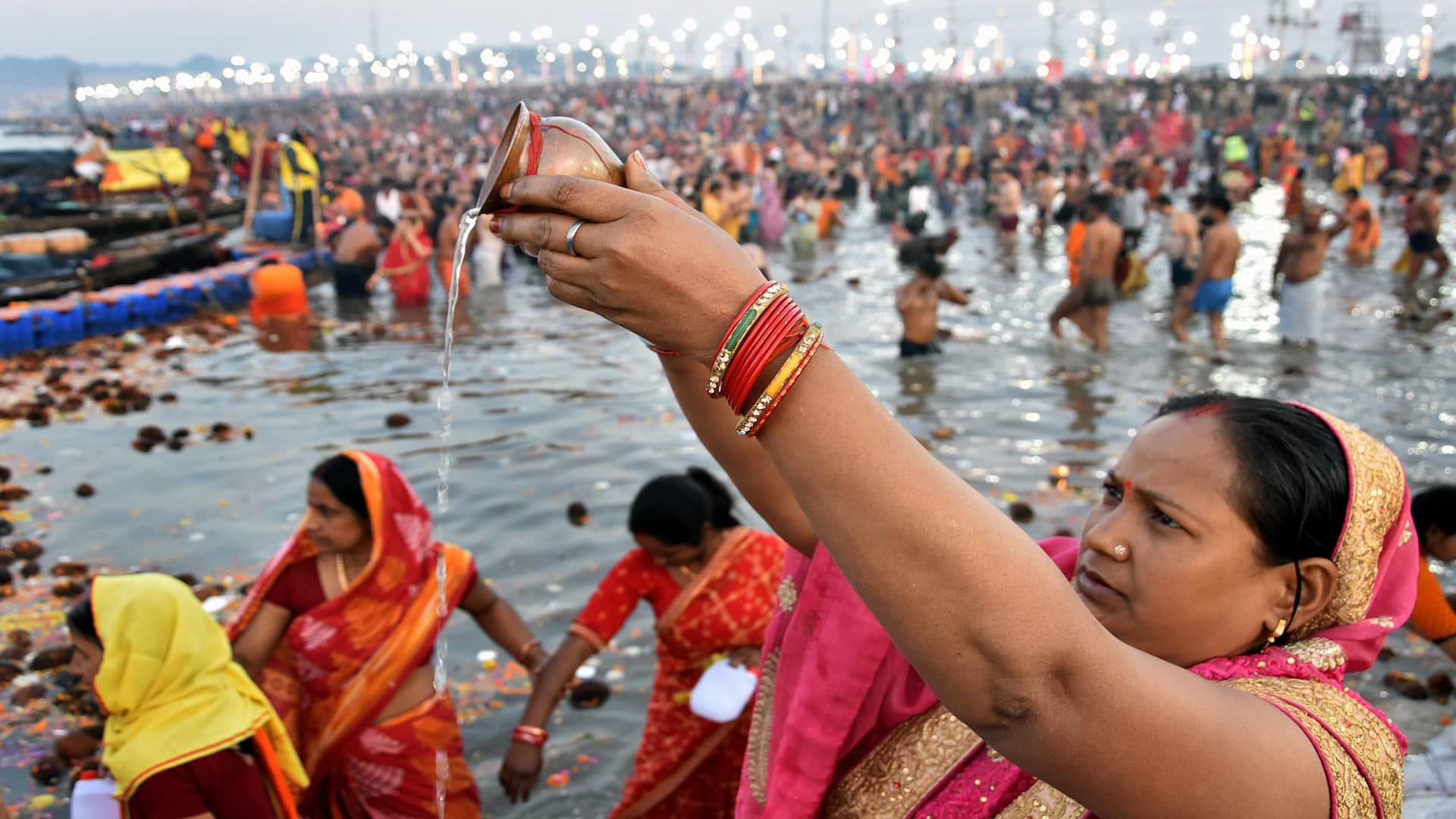 Kalpwasis started leaving the city of tents with Tulsi leaves, started chanting of Mother Ganga.