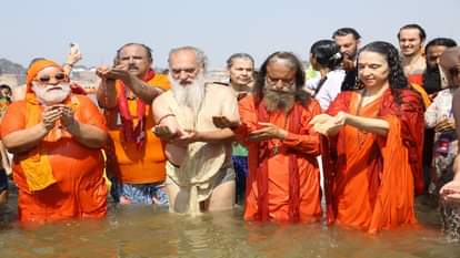 संगम में स्नान करते स्वामी चिदानंद सरस्वती।
