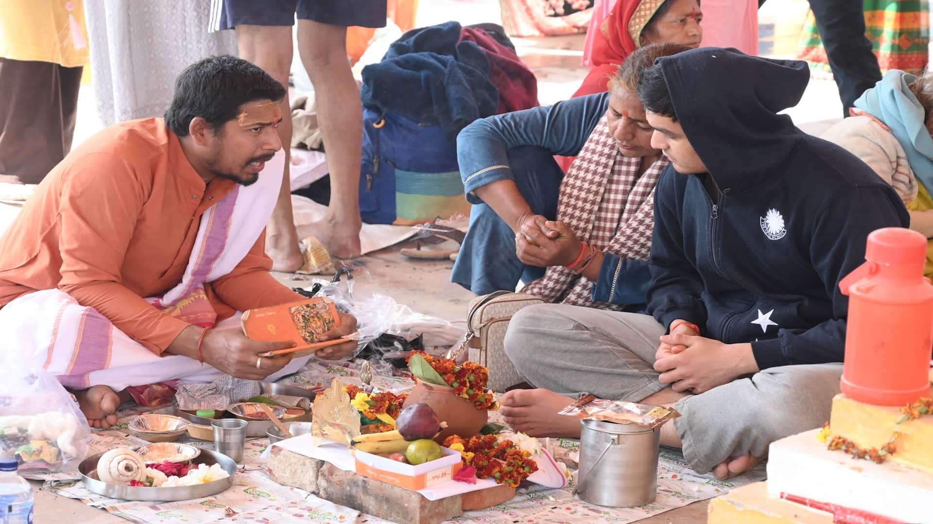 Kalpwasis started leaving the city of tents with Tulsi leaves, started chanting of Mother Ganga.