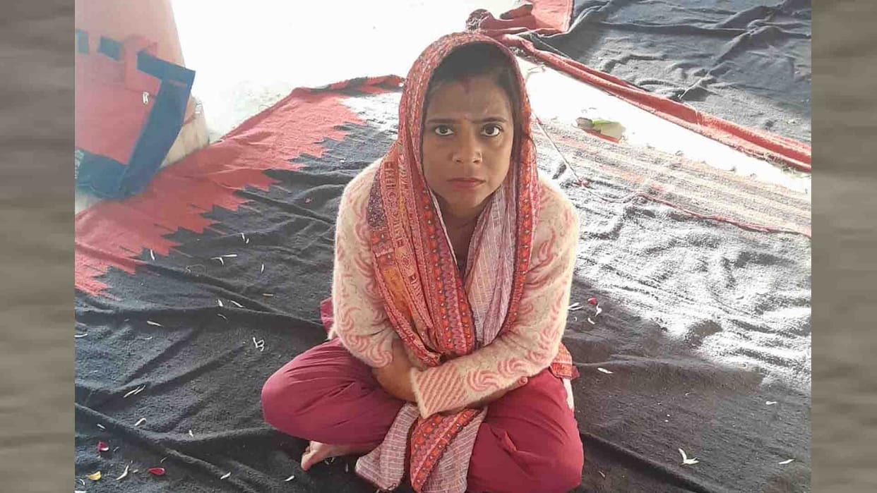 Asked husband when will he come home, when he did not get an answer she hanged herself