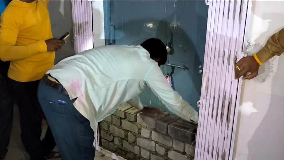 स्ट्रांग रूम को तहसीलदार ने दीवार में चुनवाया