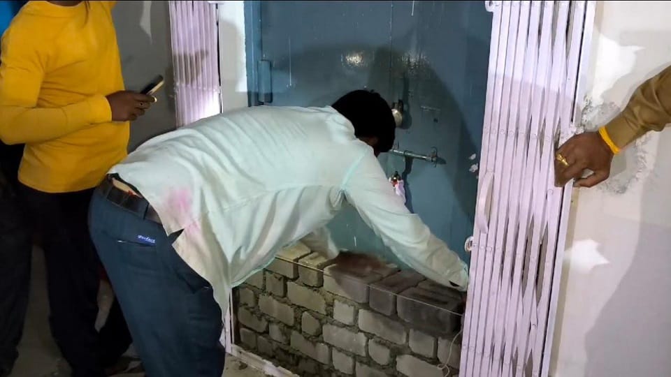 स्ट्रांग रूम को तहसीलदार ने दीवार में चुनवाया