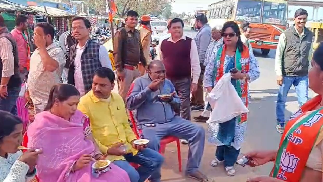 BJP members fed Khichdi to the devotees returning from Maha Kumbh and earned virtue