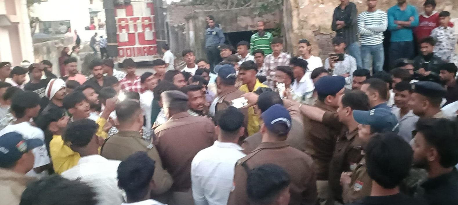 Haridwar News Dispute over cutting tree branch for DJ in procession on Sant Ravidas Jayanti stone pelting