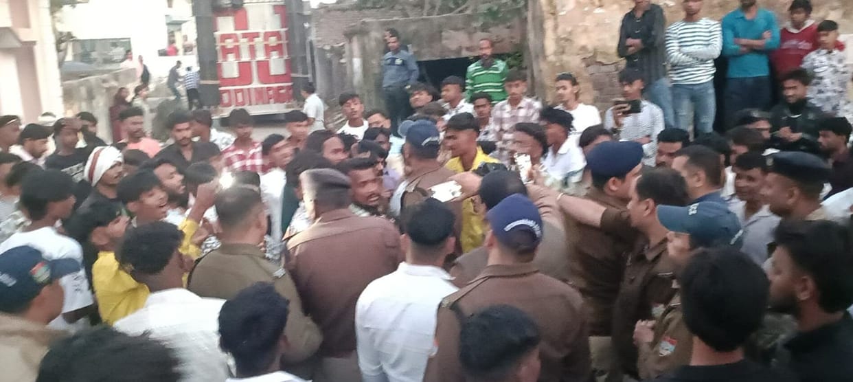 Haridwar News Dispute over cutting tree branch for DJ in procession on Sant Ravidas Jayanti stone pelting