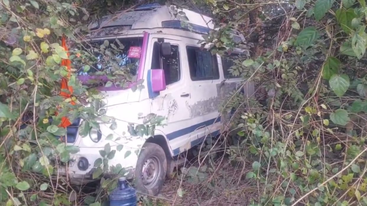 Mini bus fell into 30 feet deep ravine in Sitapur.