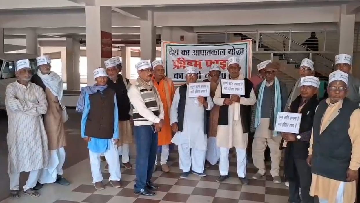 Democracy fighters staged a symbolic sit-in