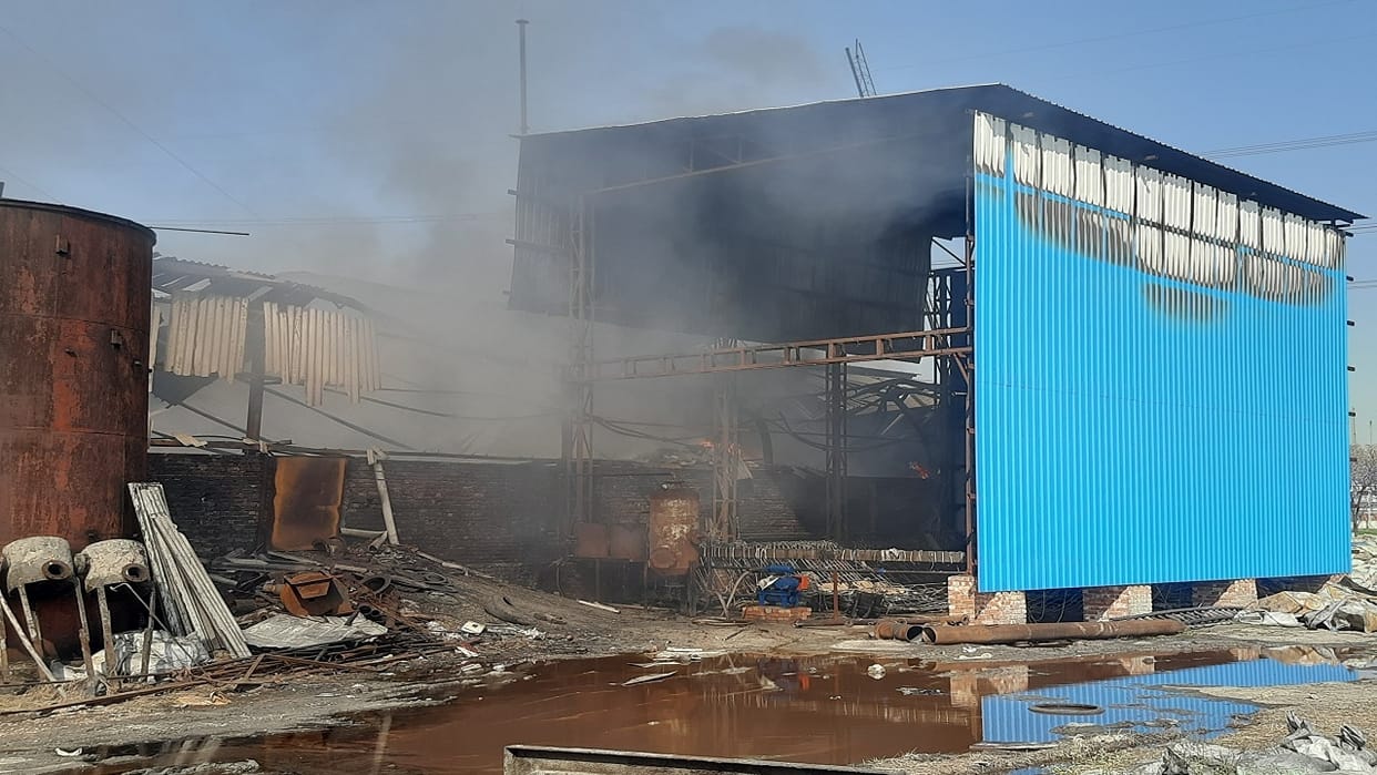 huge fire broke out in tyre factory in Sonipat, even after 15 hours 10 vehicles engaged in extinguishing fire