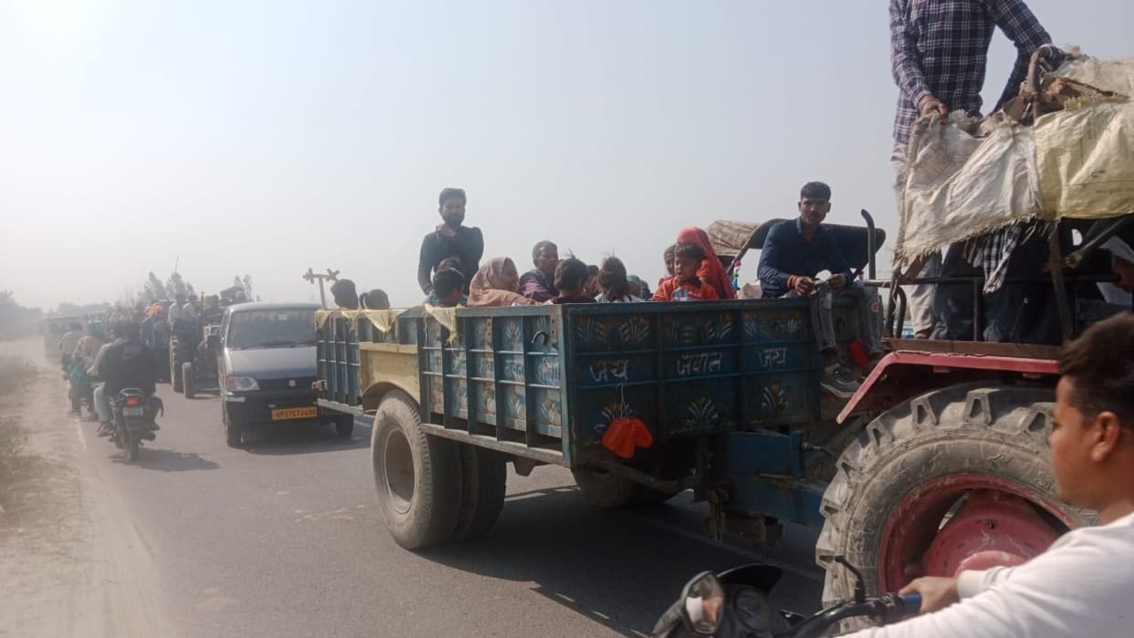 eight km long jam on highway due to devotees gathered to take bath in Ganga at Dhaighat in Shahjahanpur