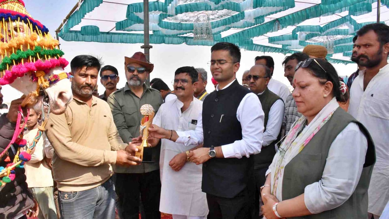 Jaisalmer News: Collector rewarded the horse race winners in Maru Mahotsav