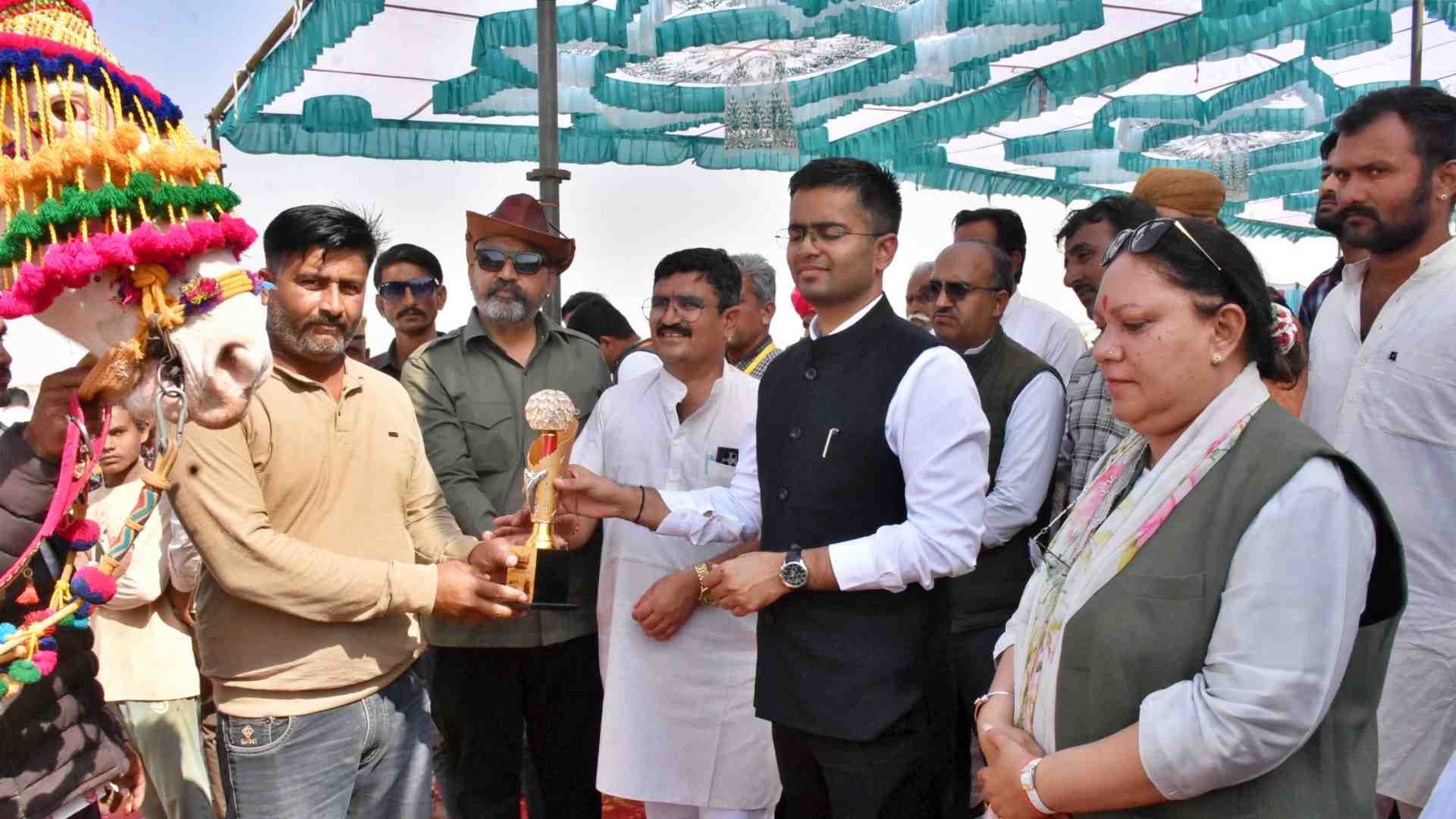 विजेताओं को सम्मानित करते कलेक्टर।