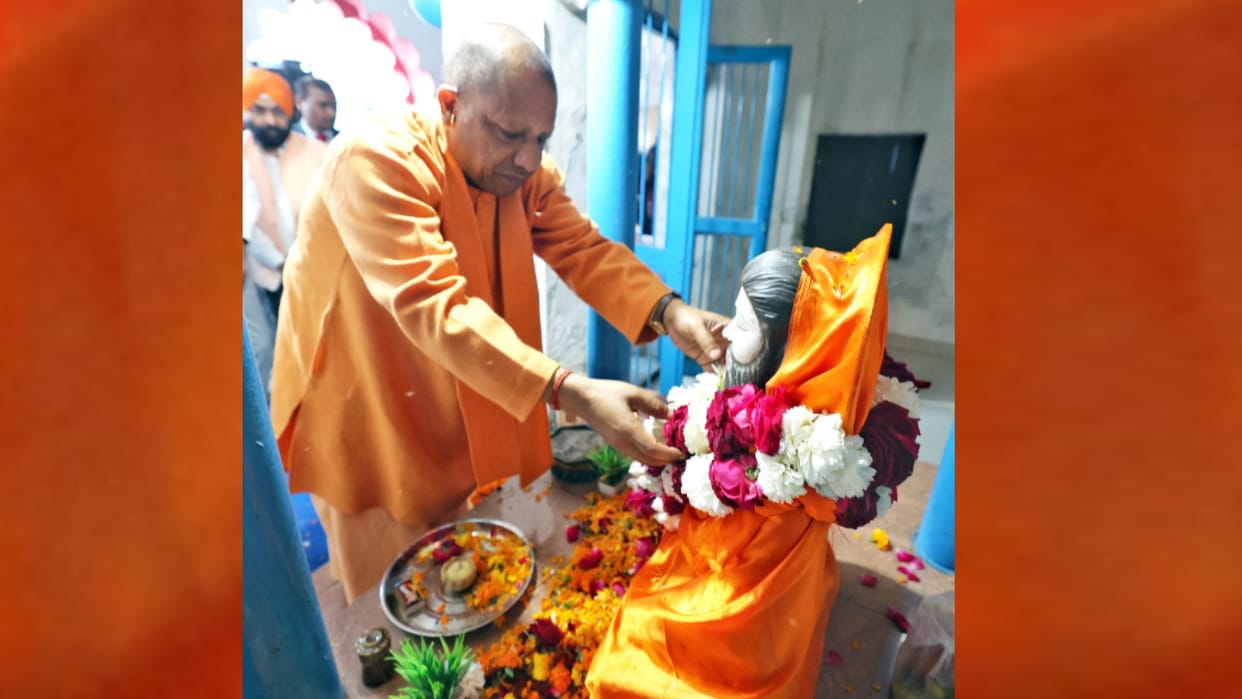 UP: CM Yogi participated in the program of Saint Ravidas, said - he always gave importance to deeds.