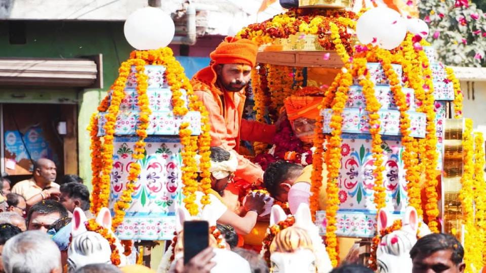 gathered in Ayodhya to pay tribute to Acharya Satyendra Das he was given Jal Samadhi at Sant Tulsidas Ghat