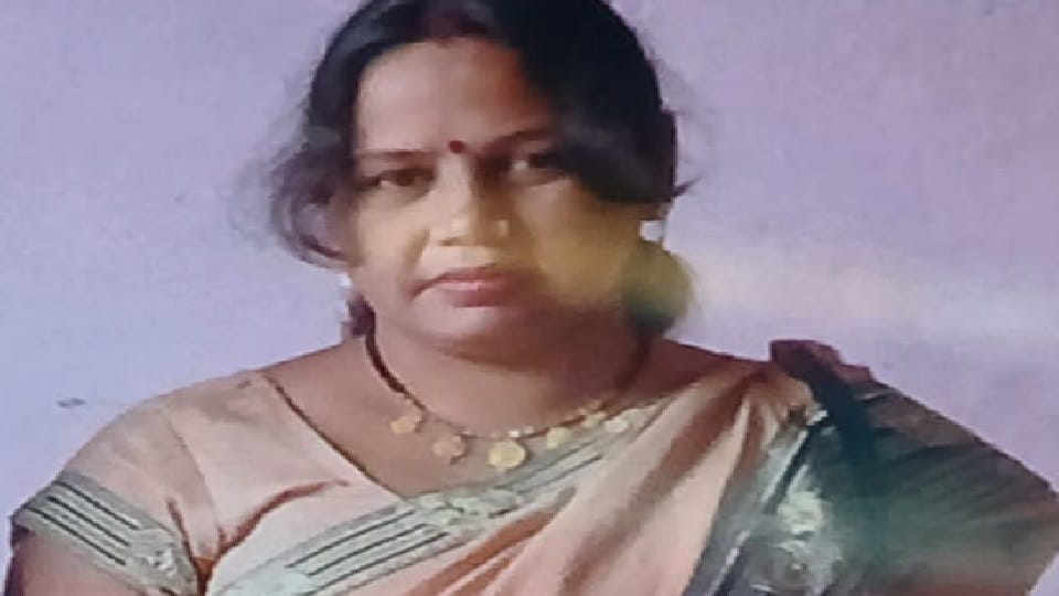 Retired employee murdered his wife with a sharp weapon in kashipur