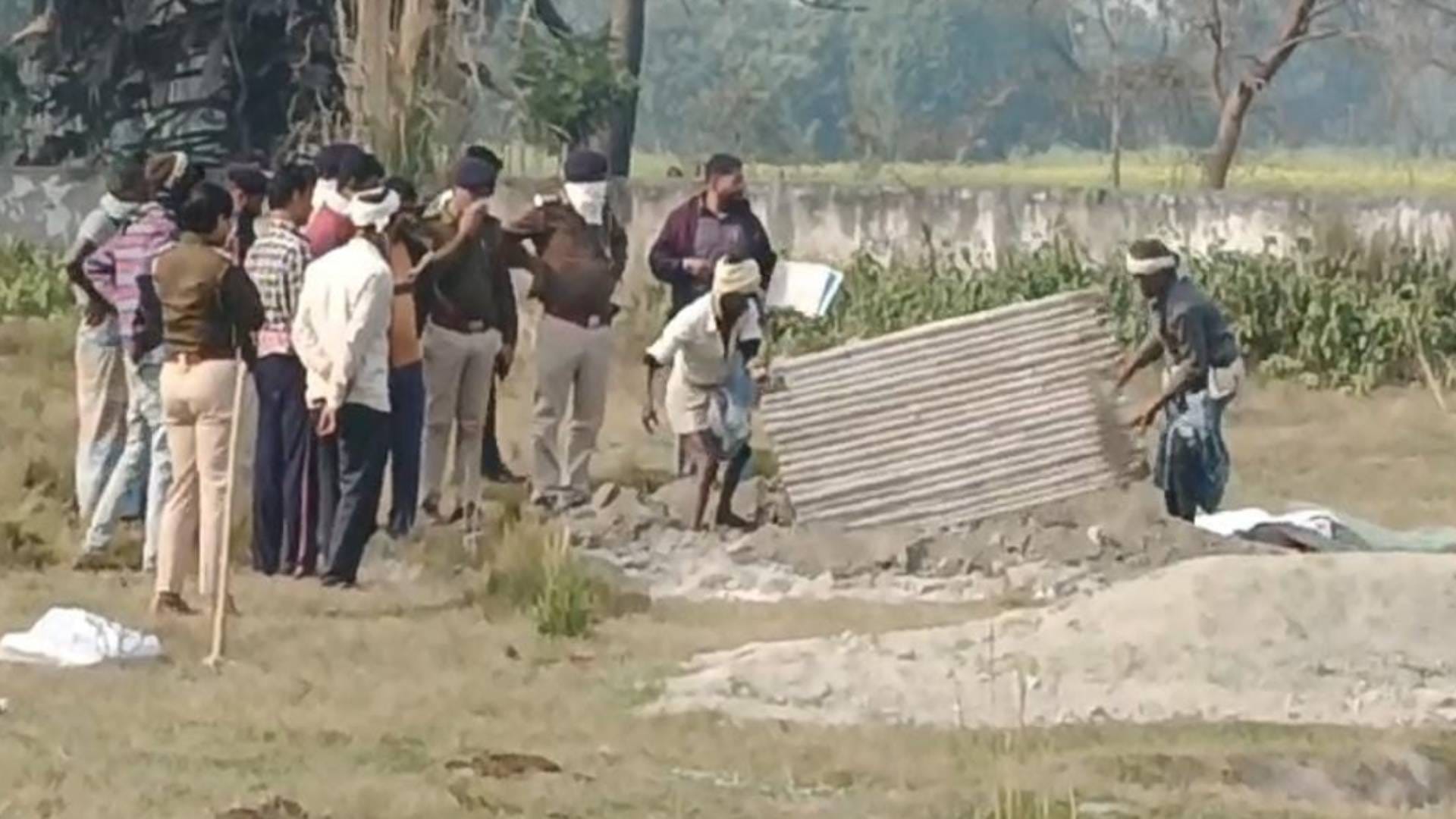 Crime in Bihar Husband did not like talking to lover in Muzaffarpur killed wife and hid body in graveyard