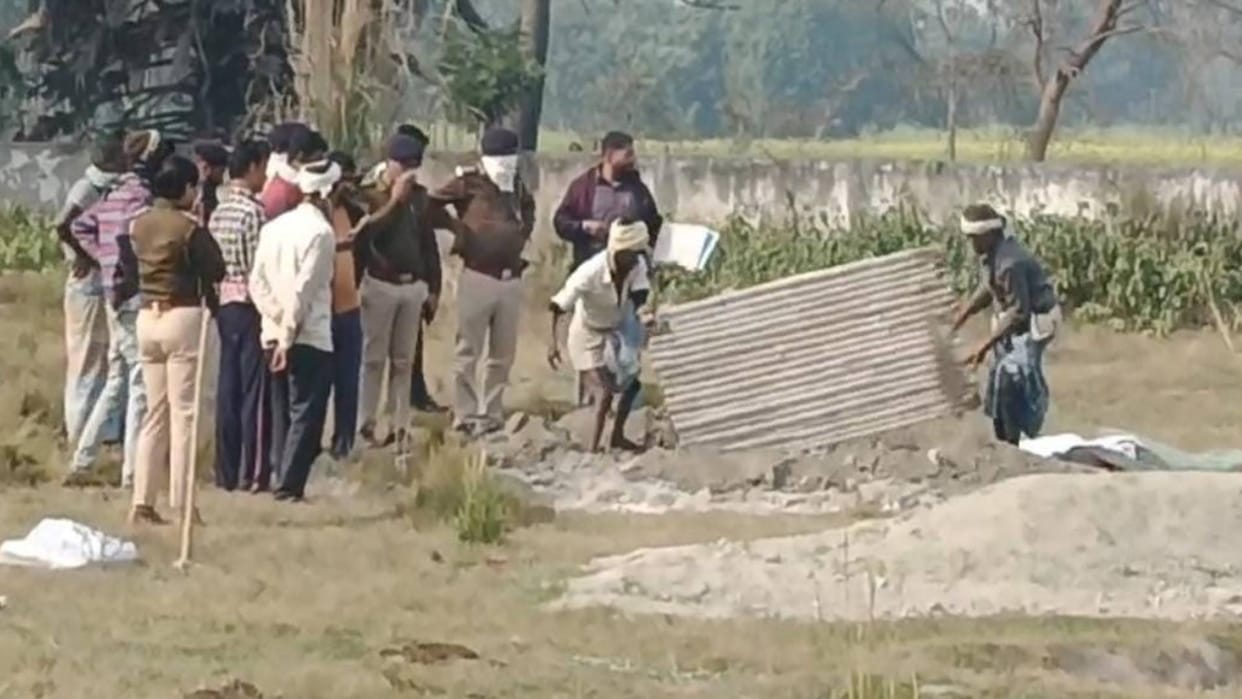 Crime in Bihar Husband did not like talking to lover in Muzaffarpur killed wife and hid body in graveyard