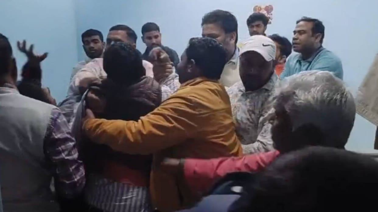 There was fierce fight between staff over X-ray in Bhojpur Ara Sadar Hospital