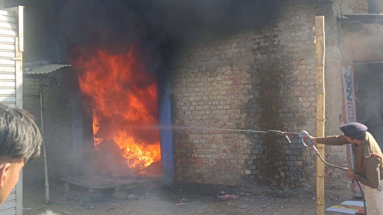 Fire in Bihar Nalanda cotton warehouse causes loss of about eight lakh rupees spark came from generator