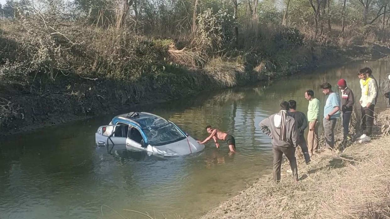 Car going in the wedding procession overturned in the canal half a dozen injured