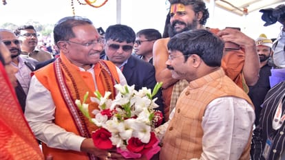 Mahakumbh: Chhattisgarh Governor and CM took bath with ministers, said- Mahakumbh is a source of energy