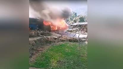 Kullu: लगघाटी के मड़गन गांव में आग से लकड़ी से बना मकान जलकर राख, देखें वीडियो House burnt to ashes in fire in Madgan village of Laghati in Kullu